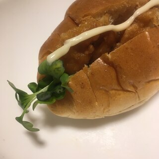 鳥の唐揚げとかいわれのロールパンサンド